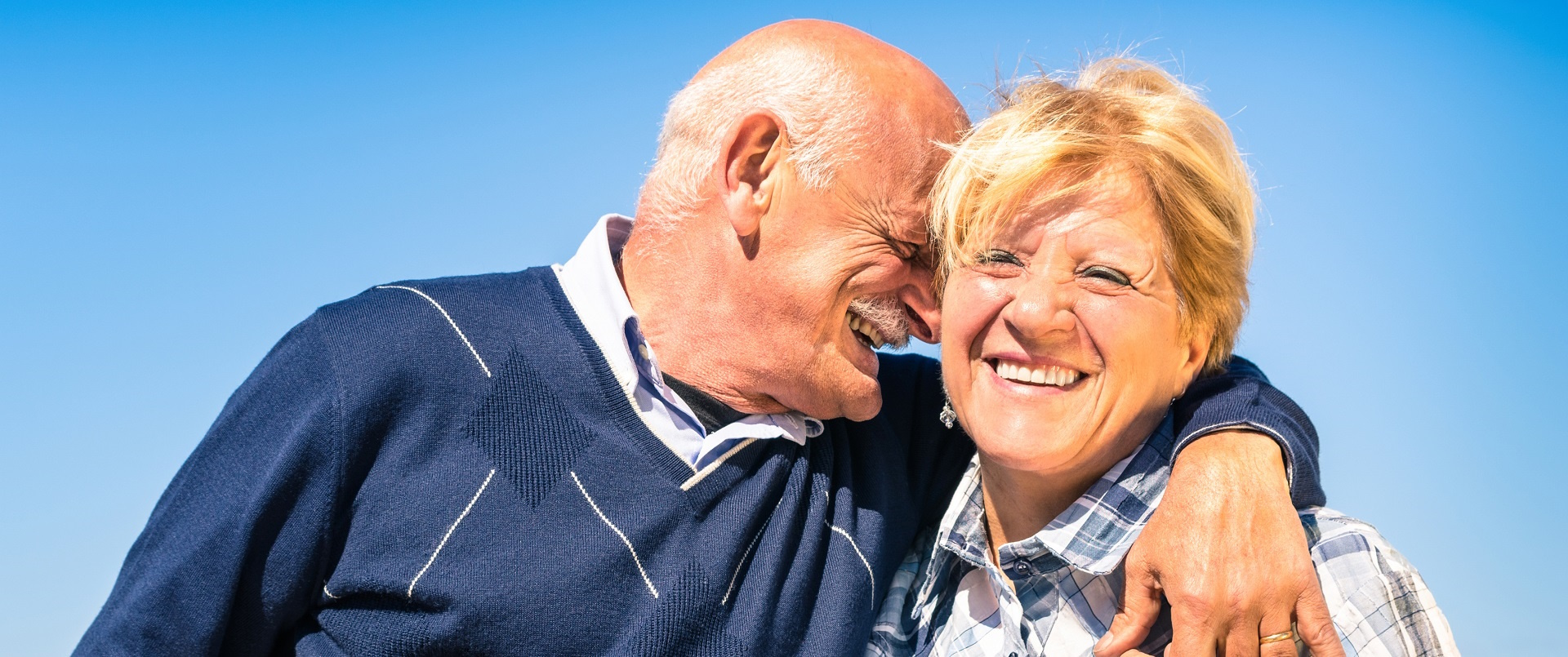 Älteres Paar lacht></div><div class=